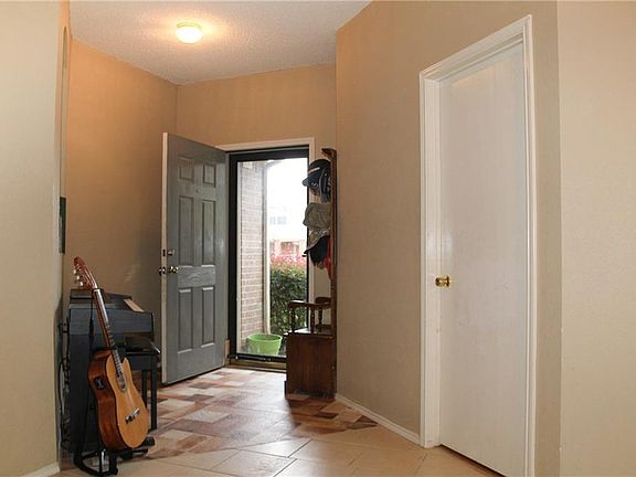 4th image of 215 Oakhurst Dr