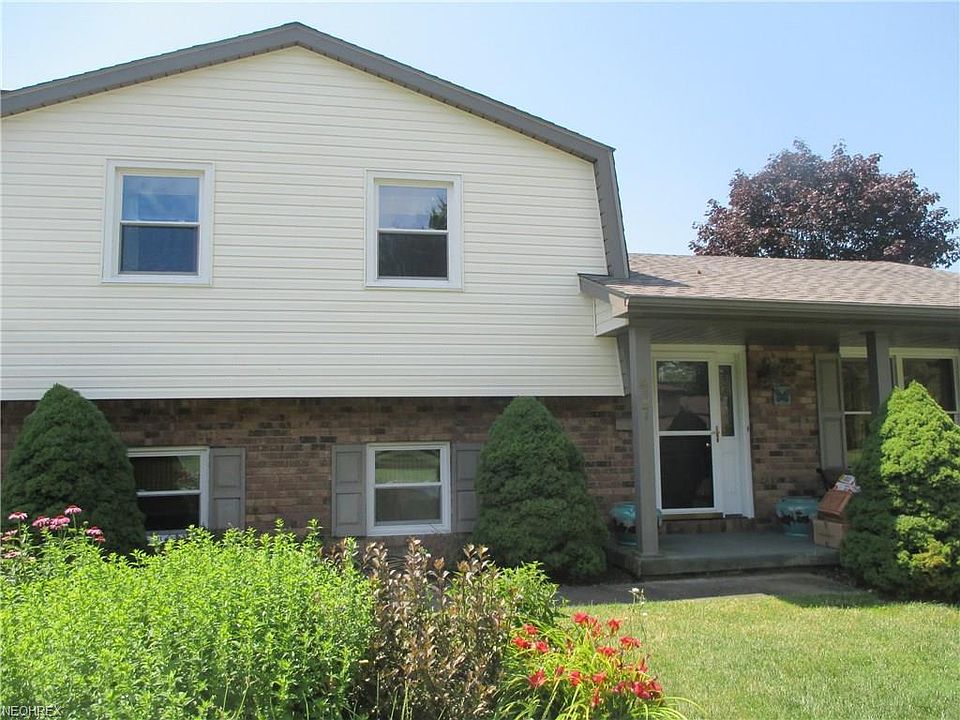 1st image of 697 Sanderson Ave