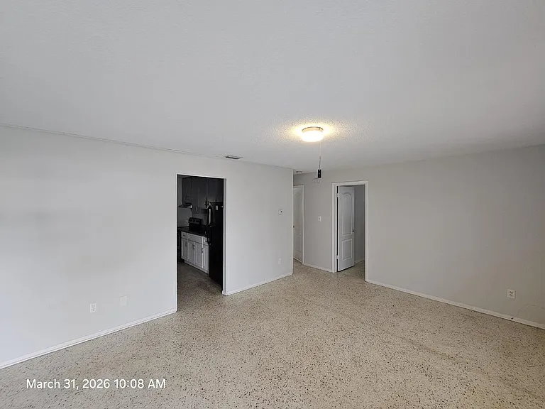 2760 Seneca Ave — Photo 6