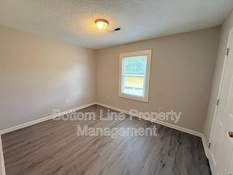 910 N Morris St — Photo 6