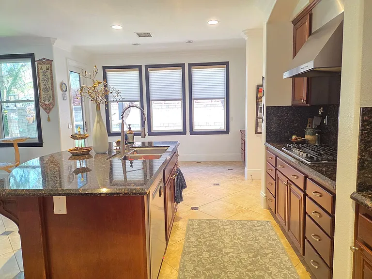 2819 Savannah Ct — Photo 15