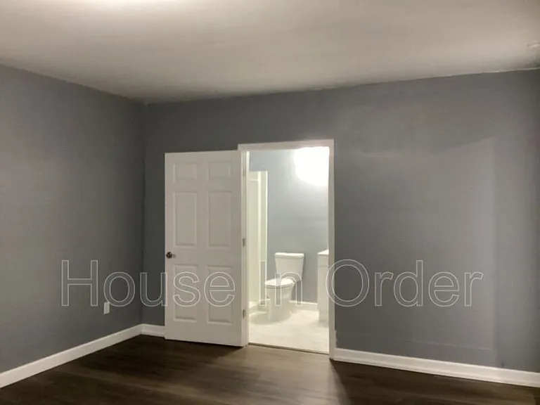 64 Valentine St E — Photo 7