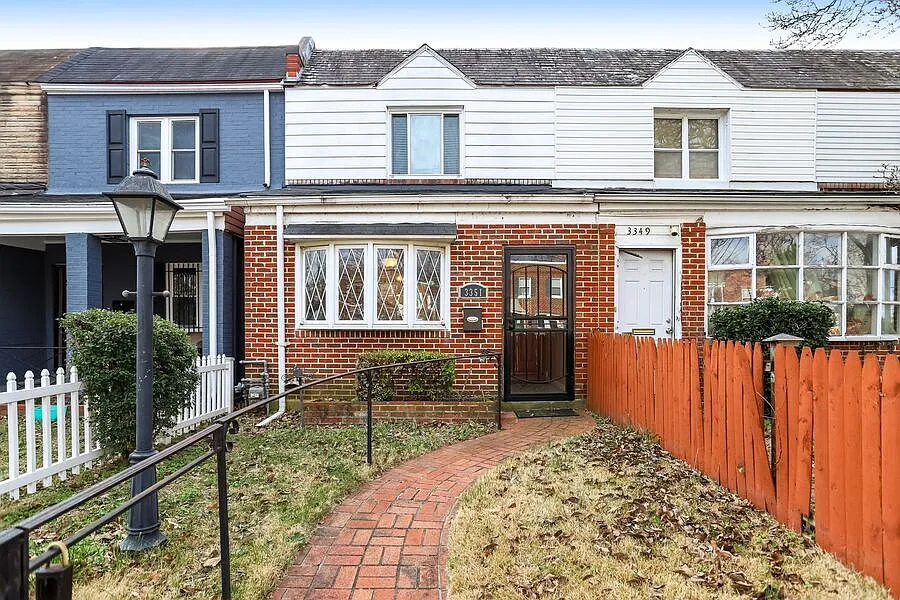 Remarkable 2 Bedroom + den House in River Terrace| Water included! — Photo 2