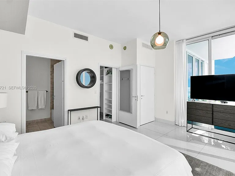 50 S Pointe Dr #2702 — Photo 38