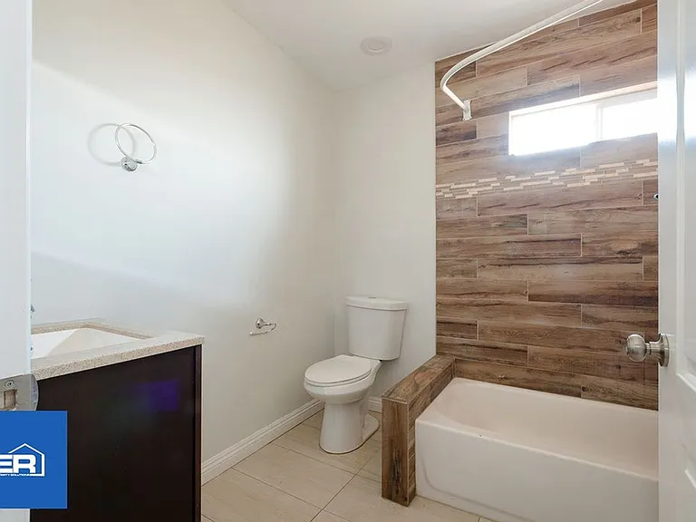2722 E Cincinnati St — Photo 25