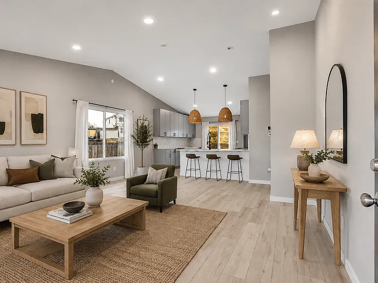 8065 Eagleview Dr — Photo 3