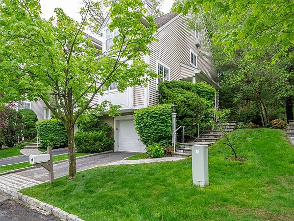 2nd image of 18 Sidehill Ln