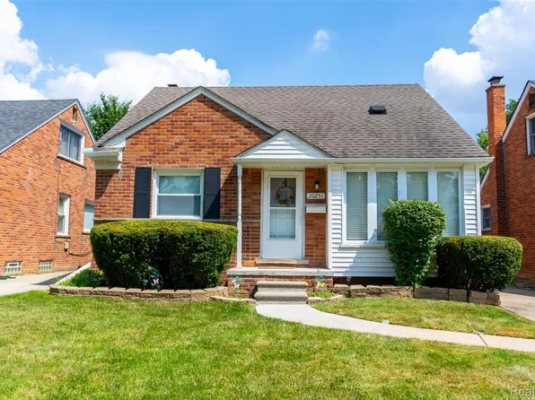 20251 Country Club Dr, Harper Woods, MI 48225