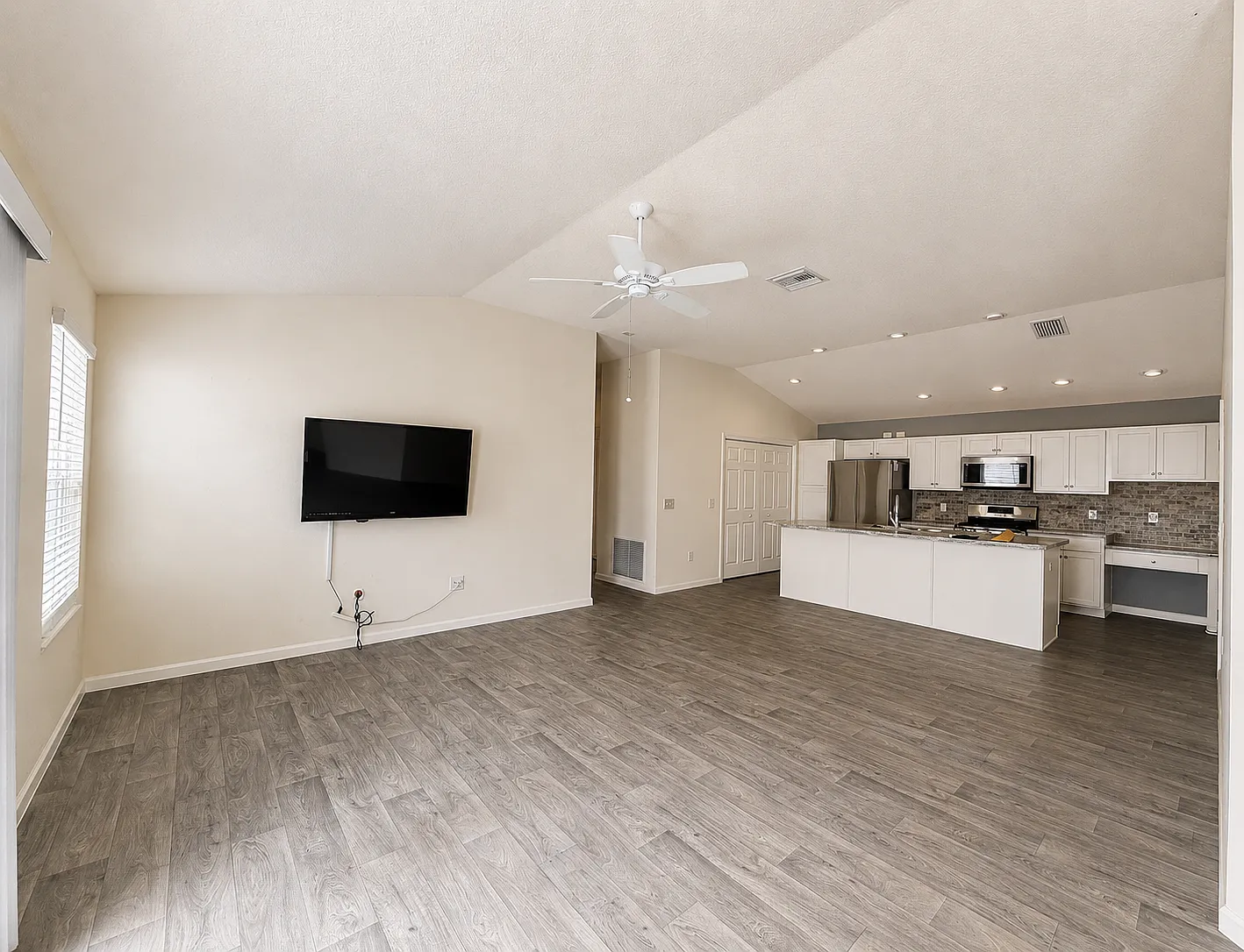 2 bed, 1203 sqft, $2,100 — Photo 3
