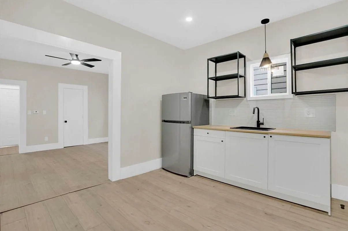2 bed, 890 sqft, $1,690 — Photo 3