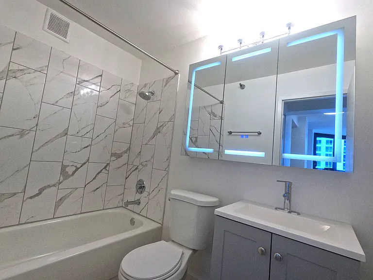 33 W Delaware Pl #11B — Photo 2