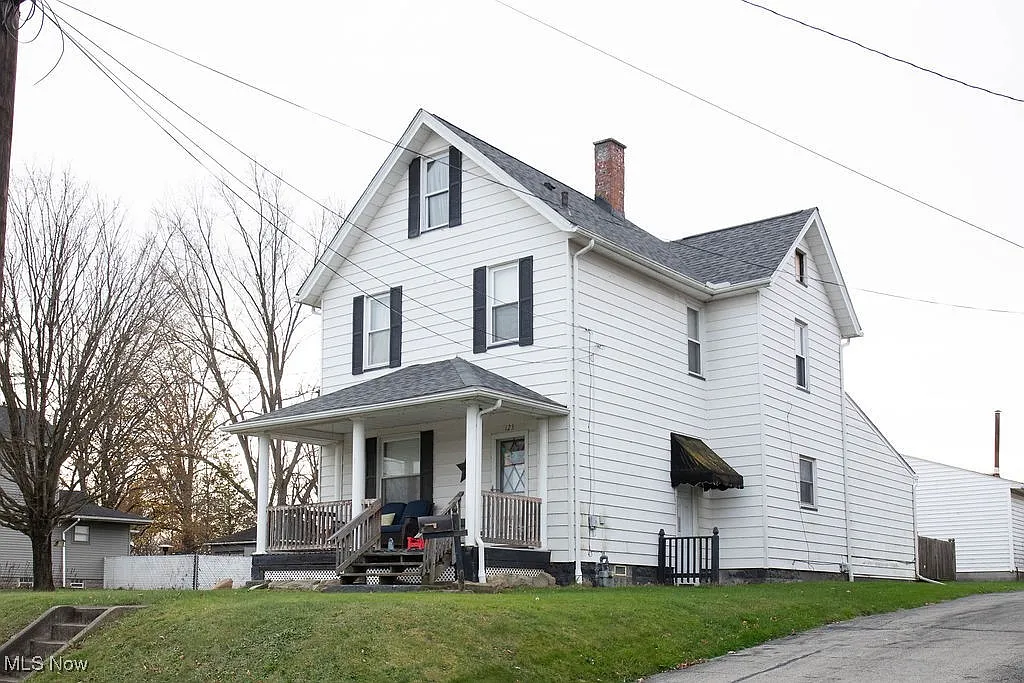 125 Ridgeway St photo 1
