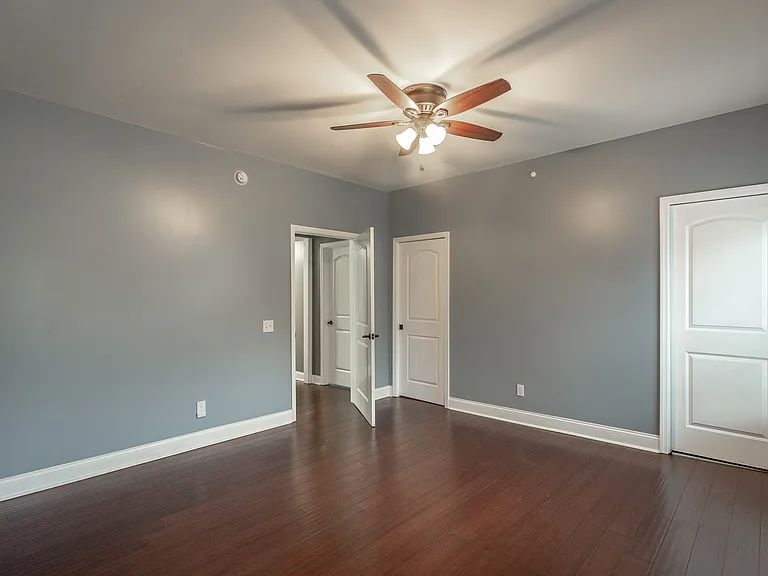 1553 Kirby Ave — Photo 6
