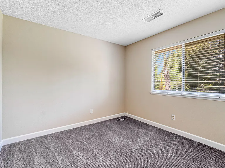 6733 N Warren Ave — Photo 25