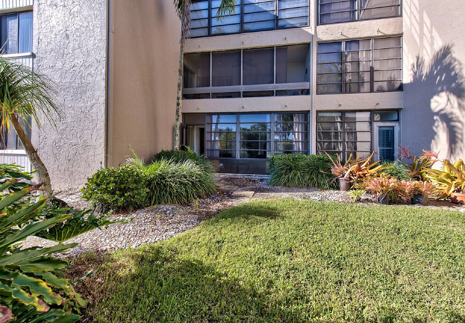 2 bed, 2.0 bath, 1000 sqft, $1,800 — Photo 3