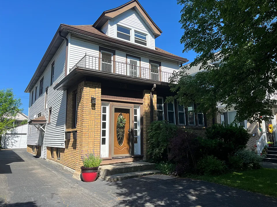 318 Wellington Rd #2