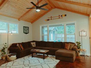 65630 E Sandy River Ln, Rhododendron, OR 97049