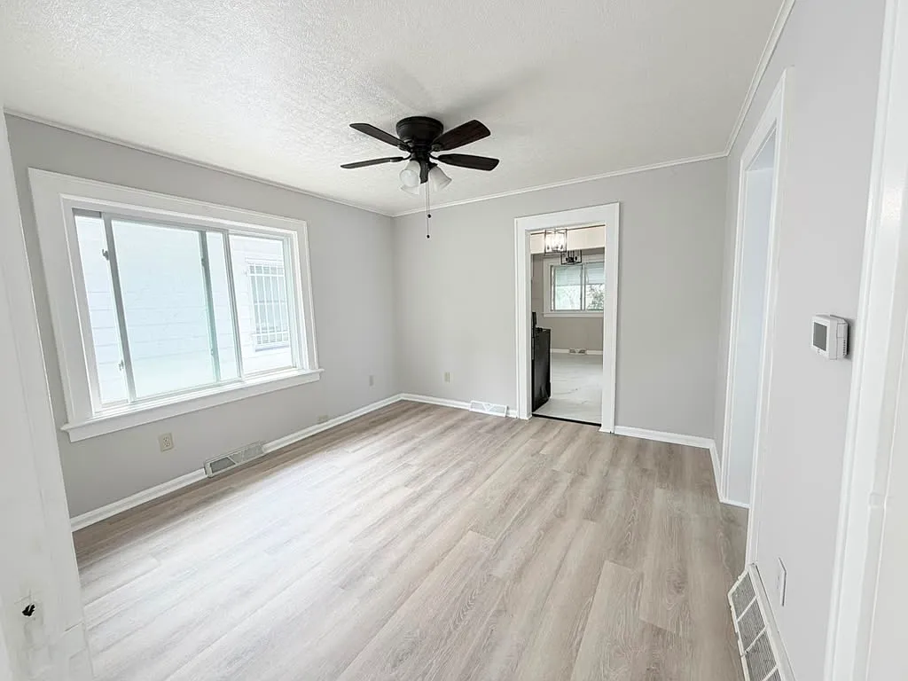 2 bed, 912 sqft, $1,050 — Photo 2