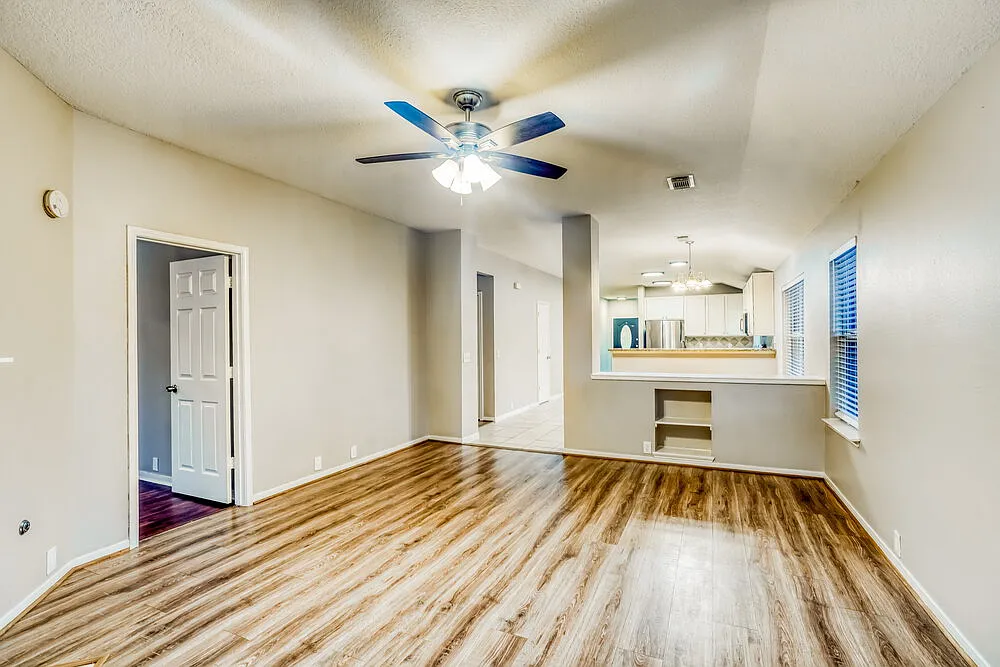 4 bed, 2.0 bath, 1882 sqft, $2,310 — Photo 3
