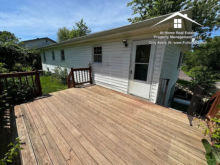 1304 Bradley Ln — Photo 27