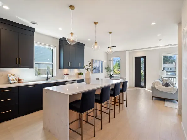 588 Whiteside St #2, Saanich, BC V8Z 1Y6