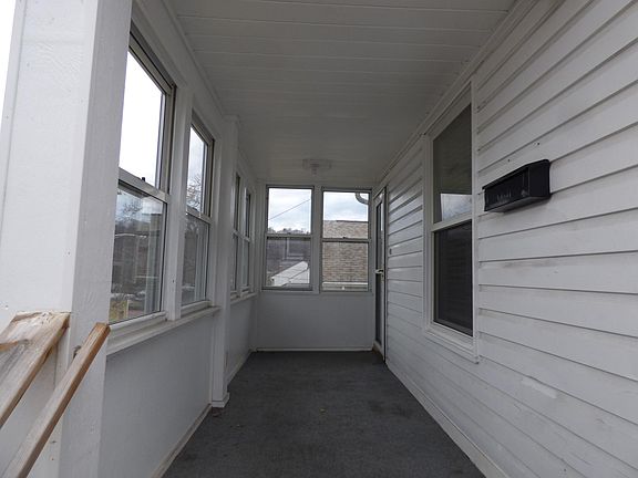 5th image of 379 Porte St