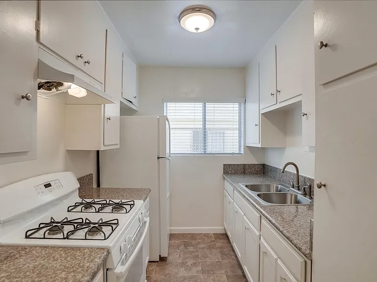 Gated, MidCentury MultiFamily Property near Metro Access and Victoria Park — Photo 2