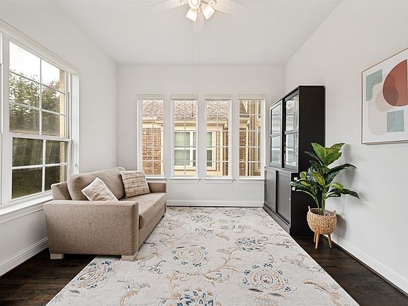 4th image of 804 Yarrow St