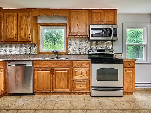3rd image of 85 Longmeadow Dr