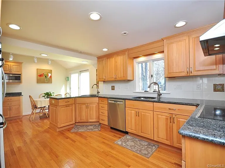 42 Seneca Rd — Photo 1