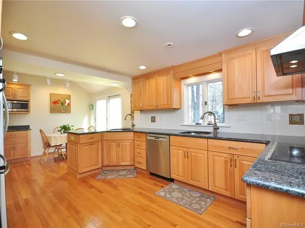 42 Seneca Rd, West Hartford, CT 06117
