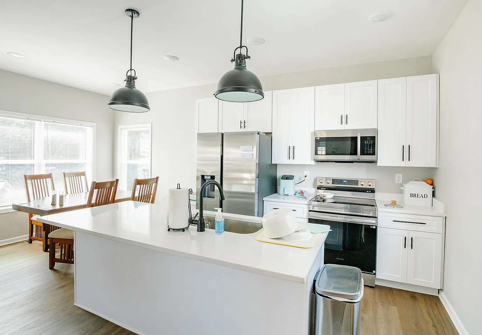 3 bed, 3.5 bath, 1800 sqft, $4,200 — Photo 4
