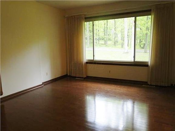 4th image of 265 Laurel Ln