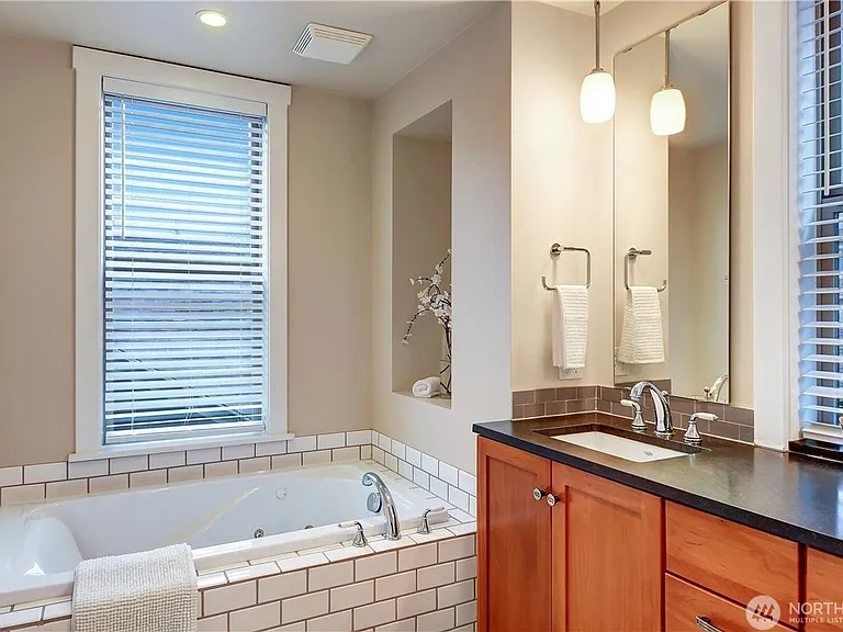 217 W Lee St — Photo 15