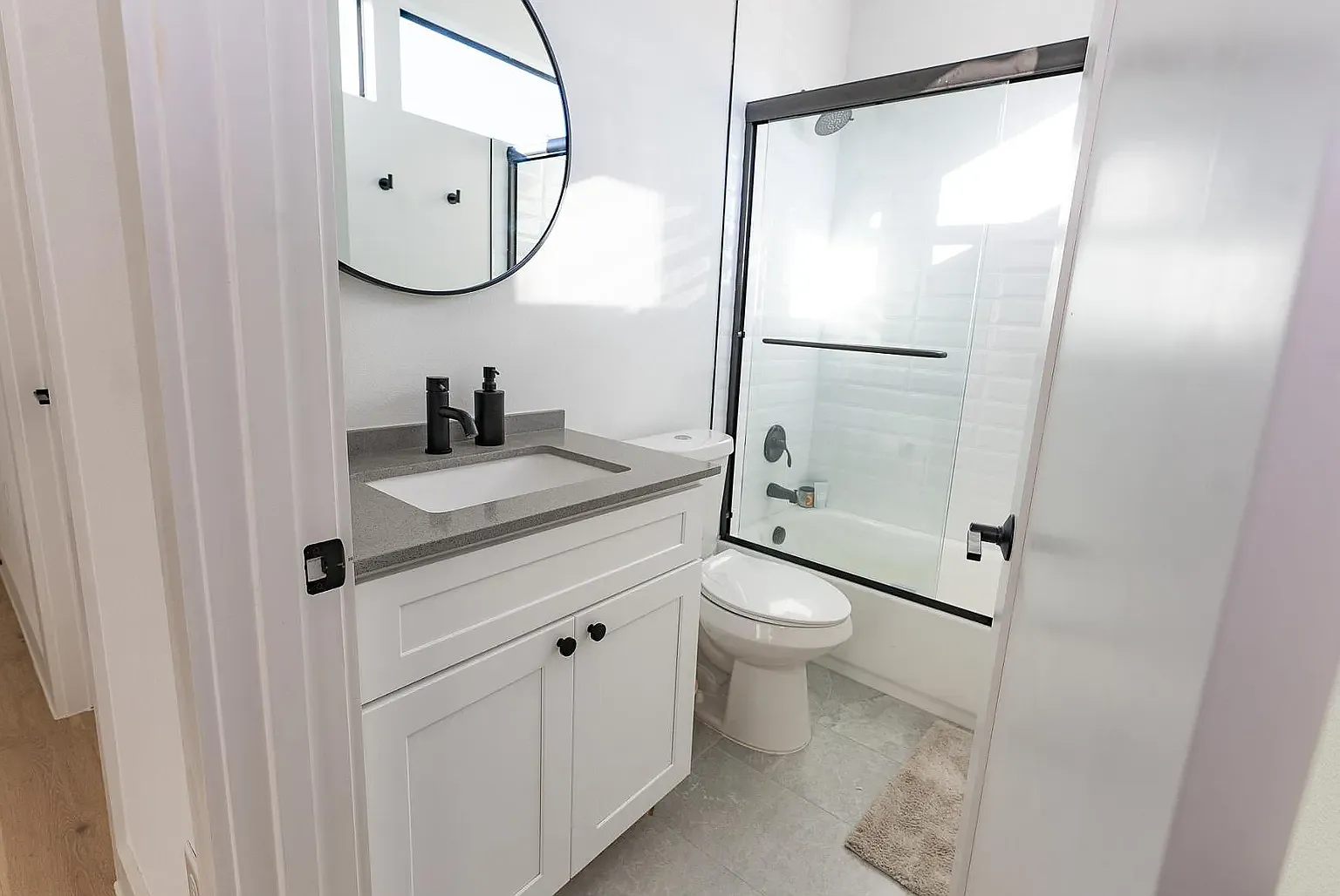 2 bed, 2.5 bath, 1219 sqft, $3,000 — Photo 2