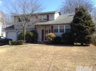 33 Cinque Ln, Bayport, NY 11705
