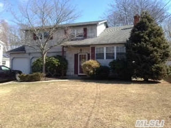 33 Cinque Ln, Bayport, NY 11705