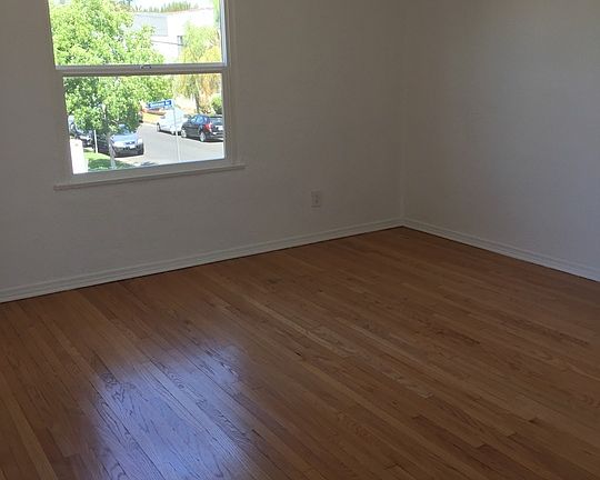 4th image of 368 N Genesee Ave