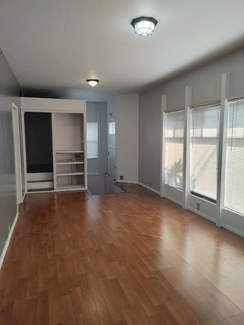 3bd/1ba House With Front Bonus Room, Laundry And Garage — Photo 2