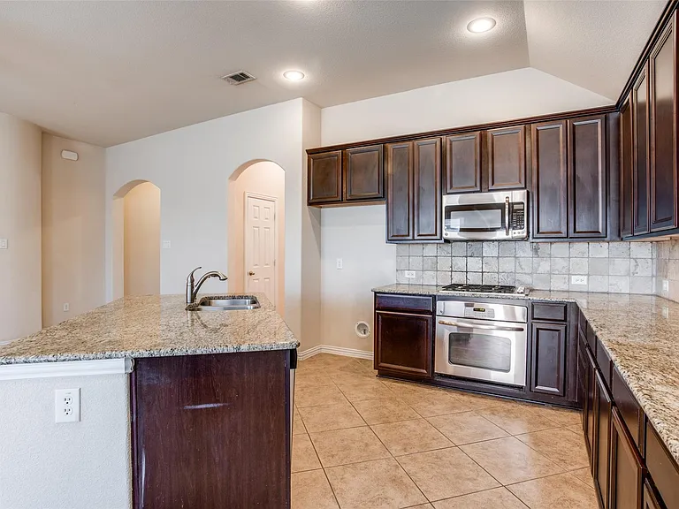 700 Golden Nugget Dr — Photo 3