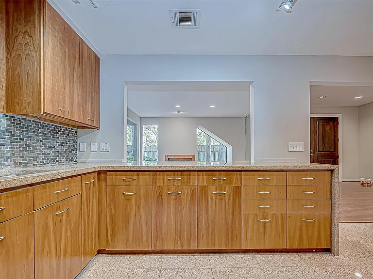 316 Litchfield Ln — Photo 11