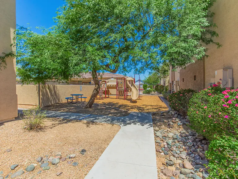 Indigo Pointe Apartments — Photo 10