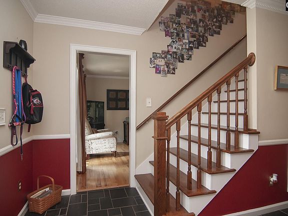 3rd image of 304 Lost Creek Dr