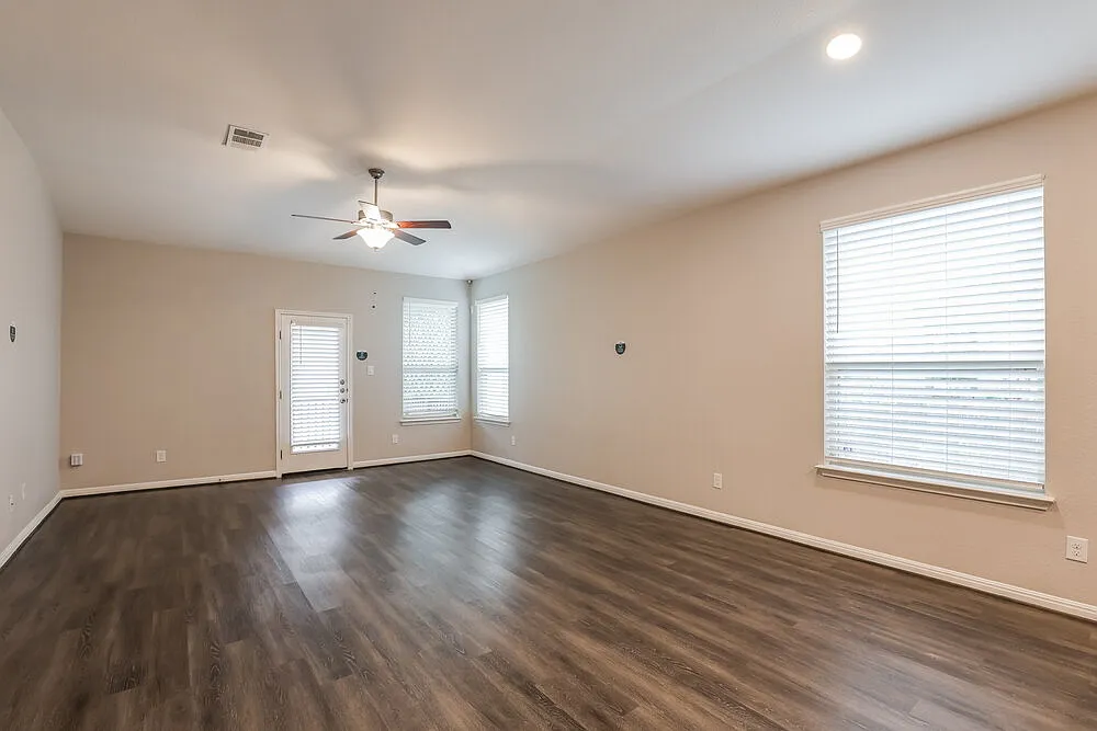 3 bed, 2.0 bath, 1857 sqft, $1,840 — Photo 4