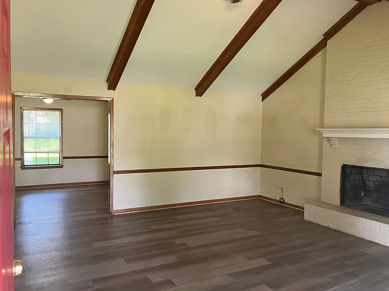 916 Elderberry St — Photo 2