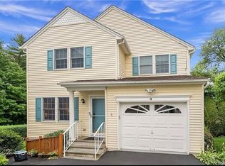 4 Lakeside Dr #4A, Valhalla, NY 10595