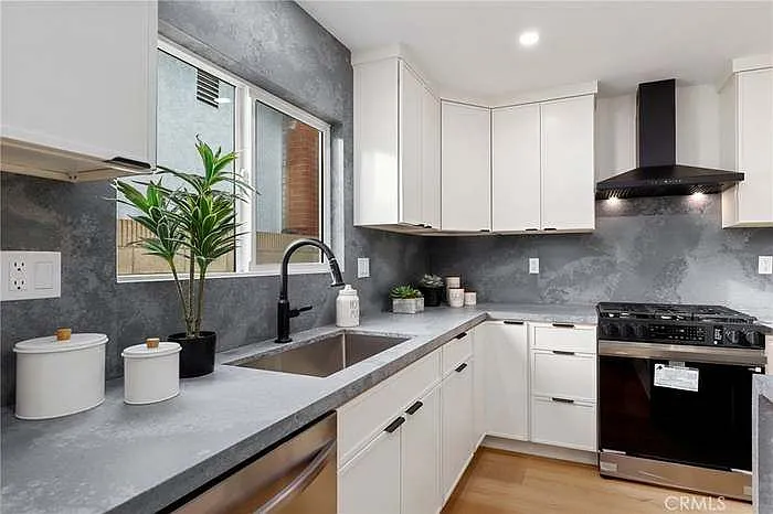 1725 W Harvard St — Photo 10