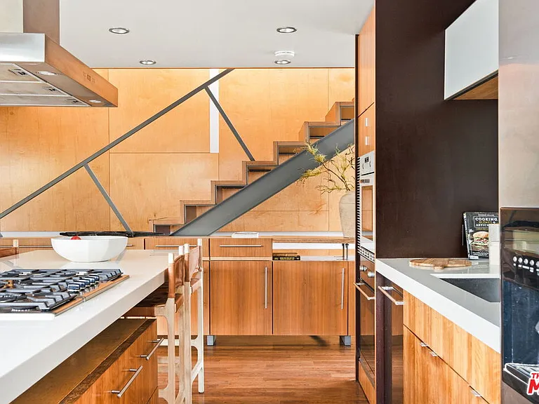 724 Superba Ave — Photo 8