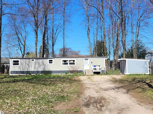 4372 Ironwood Dr N, Traverse City, MI 49685