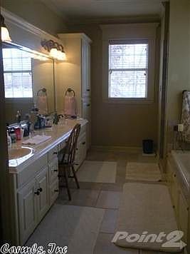 Master w/walkin shower, jet tub, walkin closet.